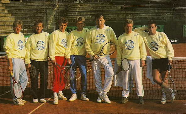 Davis Cuplandslaget världsmästare 1987 (Anders Järryd tv, Mats Willander (röda byxor) Joakim Nyström, Hans Olsson (Förbundskapten) och bolltalangen Micke Pernfors th. (Foto: Börje Peratt)